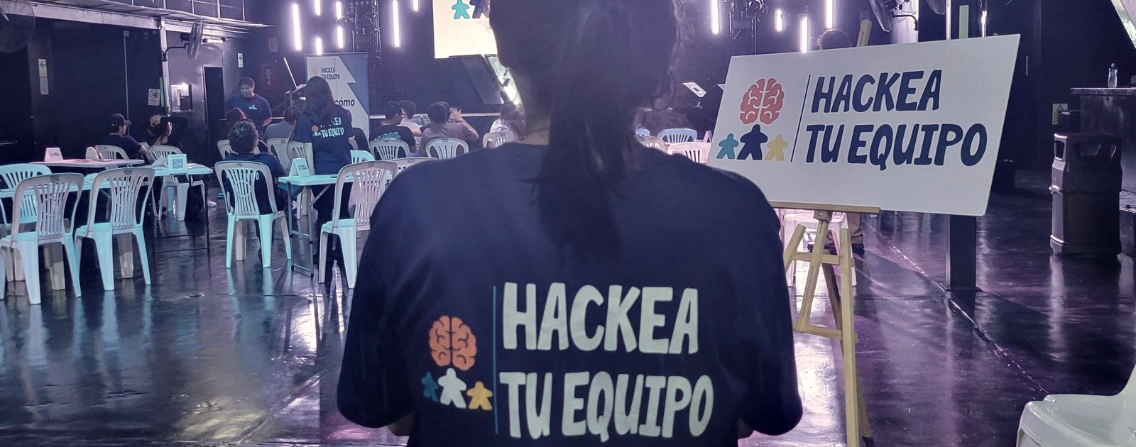 Facilitadora de Hackea tu equipo con el polo de la marca durante una sesión