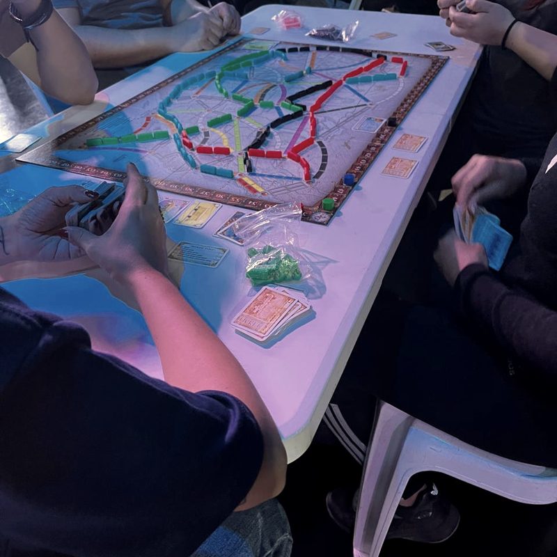 Equipo resolviendo una simulación en mesa con tiempo límite