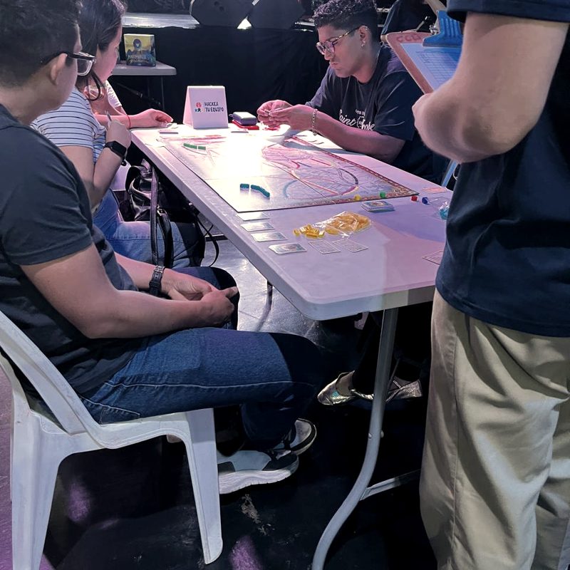 Observadora registrando la conducta de una mesa de juego