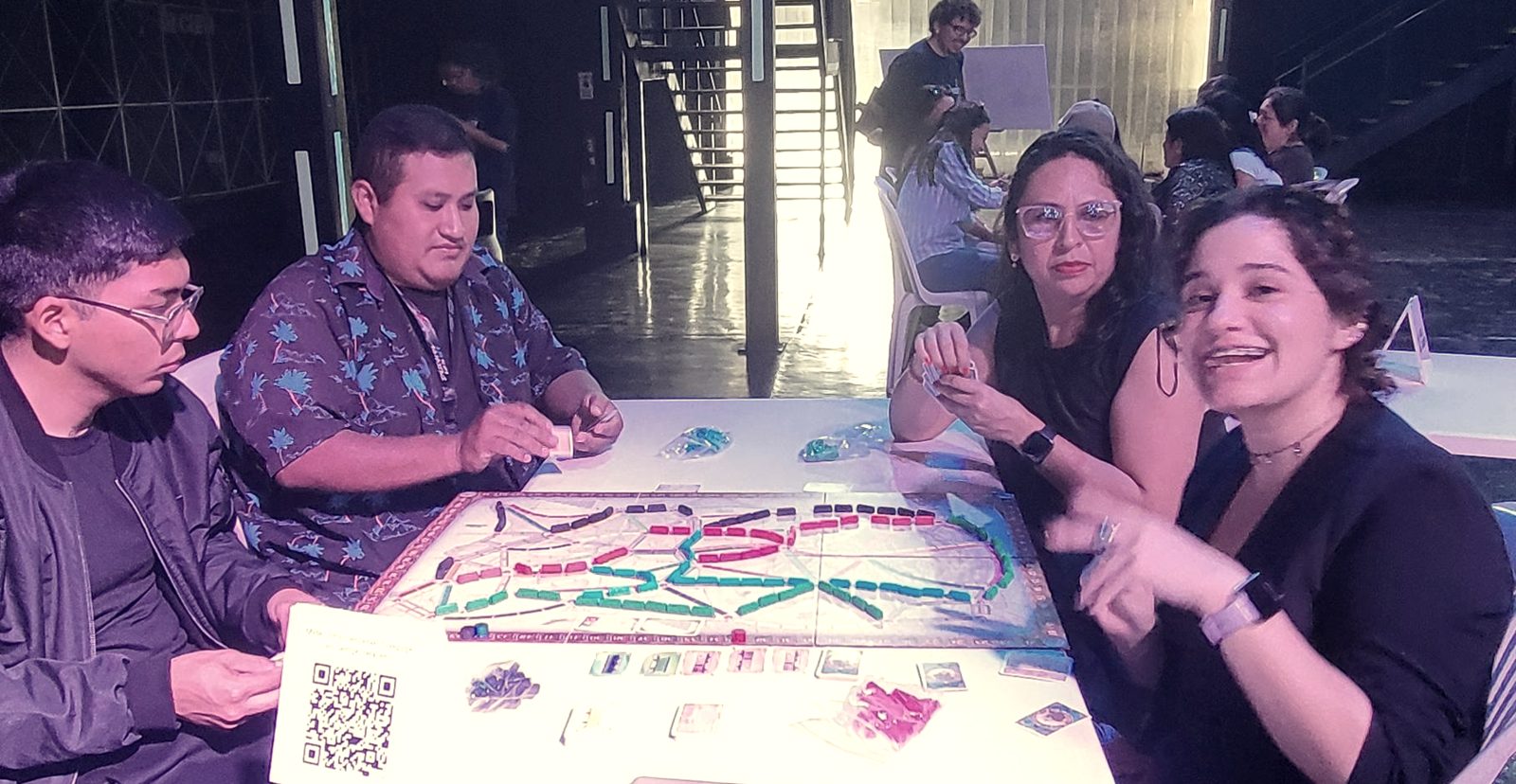 Participantes de una simulación del Método ANGI resolviendo un juego de mesa en equipo